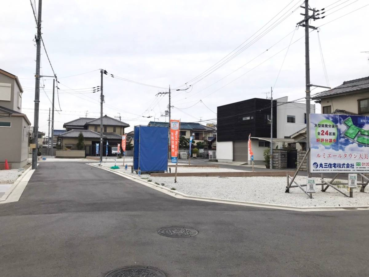 ルミエールタウン天美パート1の前面道路含む現地写真