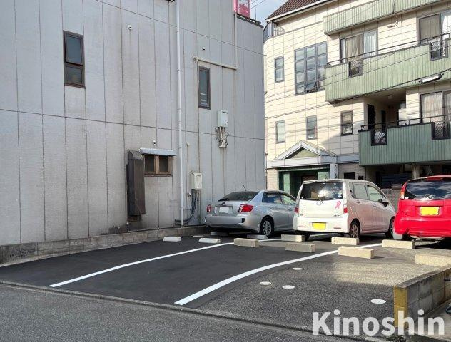 旭モータープールの外観