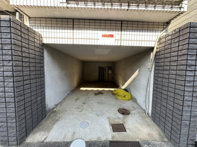 【駐車場】 | 寺戸町大牧　貸家 | ビルトインガレージ
高さ制限がありますのでお尋ねくださいませ♪