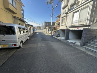【周辺】 | 前道も広く、駐車がしやすい立地です♪
