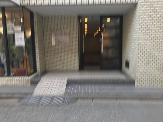 プラムスビルのエントランス