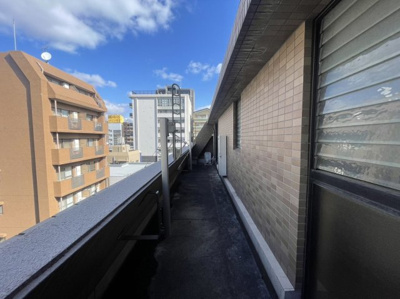 【バルコニー】 | ミリオーネ・シャトウ高砂 | 別号室の写真になります。現況優先。
