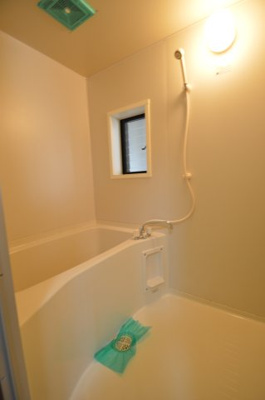 【浴室】 | 山本コーホーハイツD | 窓もあるので、換気も問題ないですよ♪