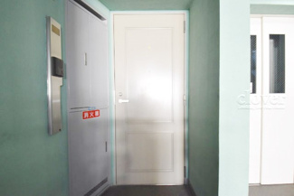 【その他共用部分】 | 皆様をお迎えする、お部屋の玄関ドア。開けやすさや開放角度、ドアノブの操作しやすさや鍵の形状などを、現地で一度ご確認ください。～即日のご見学可能～　お問合せはお気軽にどうぞ。