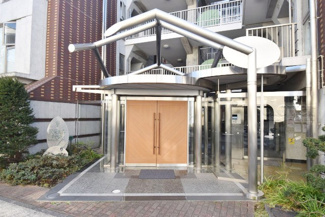 【エントランス】 | オートロックを備えた、マンションのエントランス。やはりセキュリティの観点は欠かすことができません。皆様を“安全”に送り出し、出迎えてくれます。～即日のご見学可能～　お問合せはお気軽にどうぞ。
