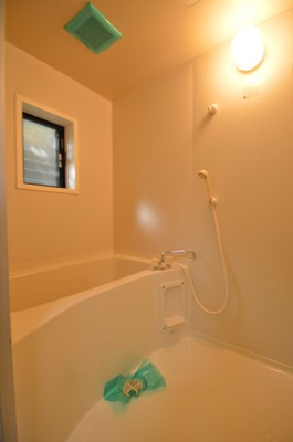 【浴室】 | 山本コーホーハイツB | 窓もありますので、換気も十分行えます。