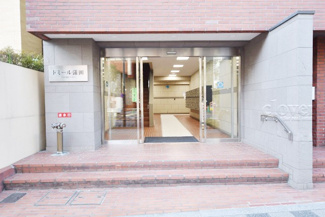 【エントランス】 | お客様を、そして住人を出迎えてくれるマンションのエントランス。ゴミが落ちていないことからも、管理状態の良さや住民の節度の高さが見て取れます。～即日のご見学可能～　お問合せはお気軽にどうぞ。