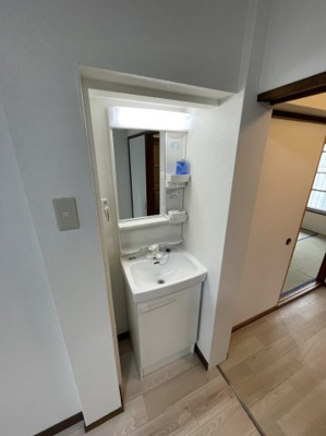 【独立洗面台】 | 関目コーポA棟 | 日々の身支度に欠かせない独立洗面台です。