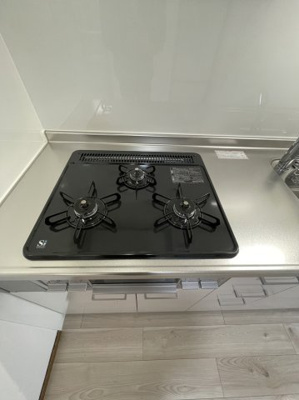 【キッチン】 | 関目コーポA棟 | 三口コンロでお料理も効率的に進められます♪