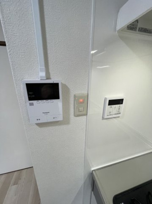 【防犯設備】 | 関目コーポA棟 | 来訪者の顔が見えるモニタ付インターホン。キッチンのそばについているのも便利でいいですね♪