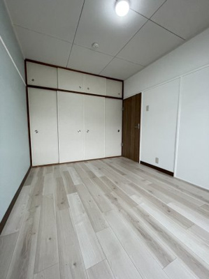 【洋室】 | 関目コーポA棟 | 洋室（約6.0帖）：充実の収納スペース！