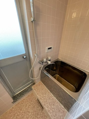 【浴室】 | 関目コーポA棟 | コンパクトな浴室。勝手口が付いており、風通しの良い空間です。