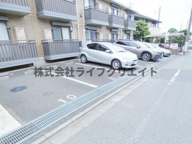ファミール多摩平の駐車場
