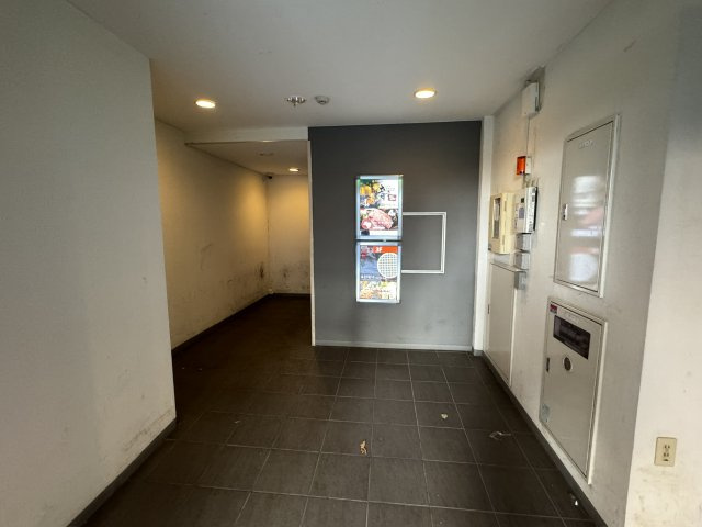 山保ビルのエントランス