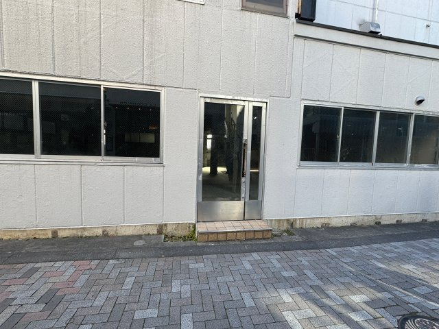 山保ビルのエントランス