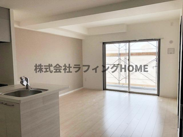 久留米市野中町の賃貸マンションの居間・リビング|おしゃれな居間です