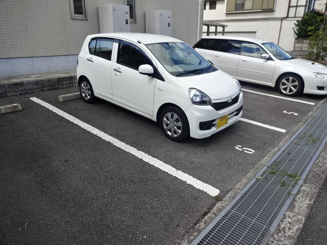 エミマリー川西台の駐車場