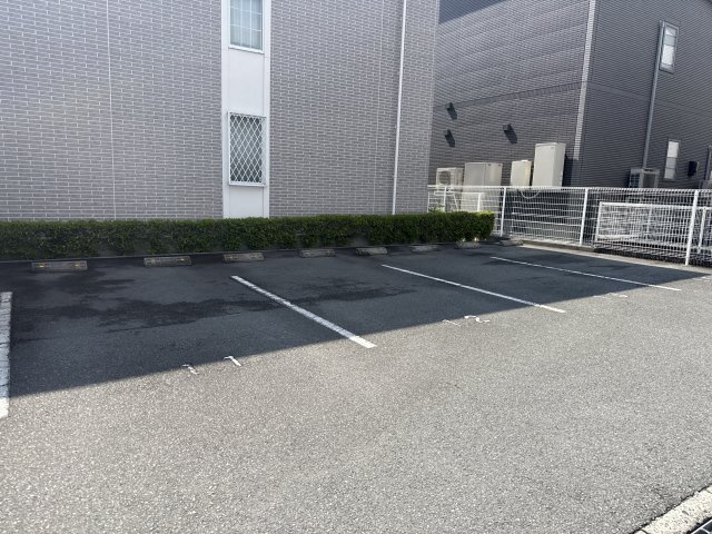 ロワジールの駐車場