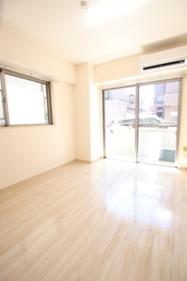 ６帖洋室　白を基調とした明るい雰囲気のお部屋ですね