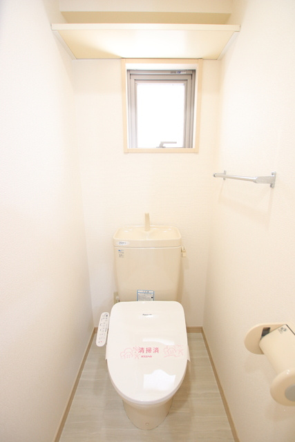 温水洗浄便座　窓があり自然換気もできるトイレです♪