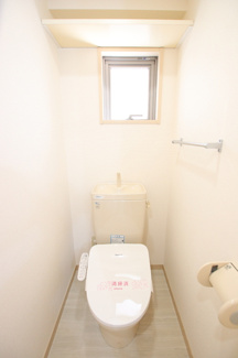 温水洗浄便座　窓があり自然換気もできるトイレです♪