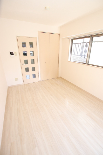６帖洋室　二面採光のとれたお部屋です♪