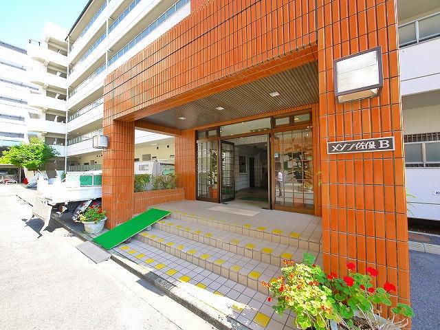 メゾン佐保B棟のエントランス