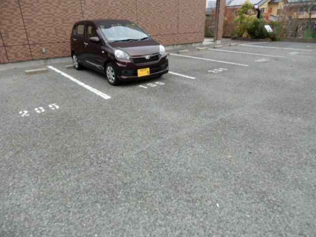 メイプル・パラーシオの駐車場