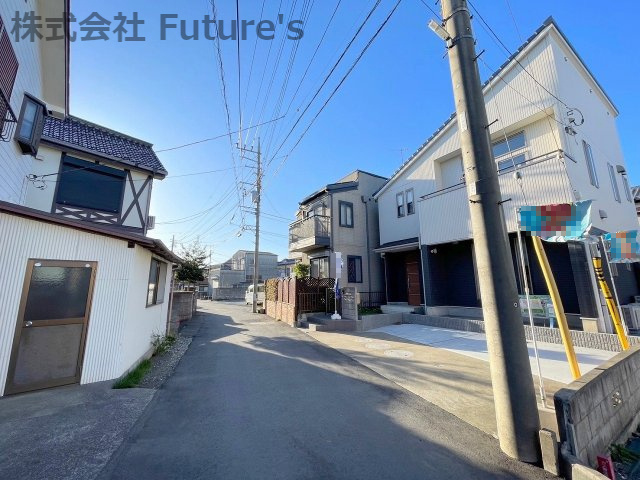 三郷市戸ケ崎　中古戸建の前面道路含む現地写真|前面道路含む現地写真です。