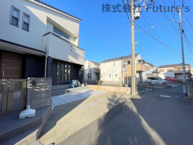 三郷市戸ケ崎　中古戸建の前面道路含む現地写真|前面道路含む現地写真です。