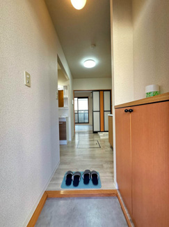 【展望】 | 玄関から室内への景観です！キッチンの奥に洋室6帖のお部屋があります♪