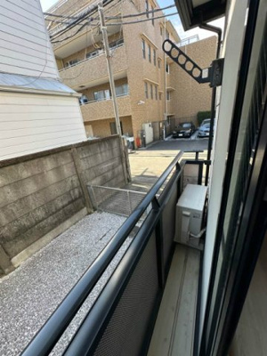 【バルコニー】 | クレール目黒 | バルコニーは陽当たりの良い南向きです！お洗濯物はお昼からでも乾きそう☆気分転換をするにも最適です☆