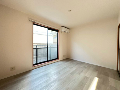 【洋室】 | クレール目黒 | 南向き洋室6帖☆人気の角部屋♪バルコニーに繋がる陽当たりの良いお部屋です！エアコン付きで1年中快適に過ごせますね☆