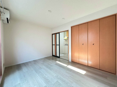 【寝室】 | クレール目黒 | 南向き洋室6帖☆クローゼットがあります♪お洋服がスッキリ収納できて、整理しやすくなりますね☆