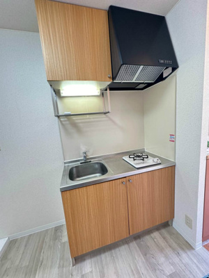 【キッチン】 | クレール目黒 | 1口ガスコンロ付きのキッチンです！場所を取るお鍋やお皿もすっきり収納できます♪