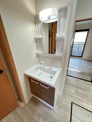 【洗面所】 | クレール目黒 | シャンプードレッサーで忙しい朝にも寝癖の付いた頭にも優しい☆お化粧するときにも大活躍です♪