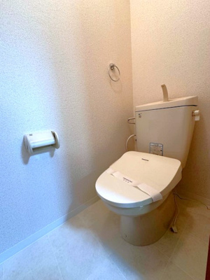 【トイレ】 | クレール目黒 | トイレは温水洗浄便座付き♪人気のバストイレ別です♪横にはタオルを掛けられるハンガーもあります♪