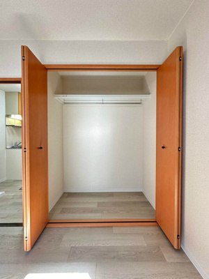 【収納】 | クレール目黒 | 洋室6帖のお部屋にあるクローゼットです♪大切なお洋服もしわにならないようにハンガーがけができます☆