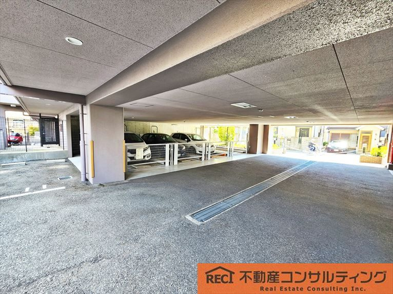 甲南山手ガーデンハウスの駐車場