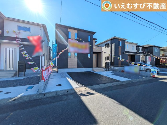上柴町西2丁目の駐車場|前面道路が広く、間口もゆったり。駐車が苦手なママもらくらく停められます
