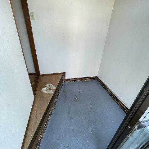 登別市登別東町4丁目16-3戸建の玄関