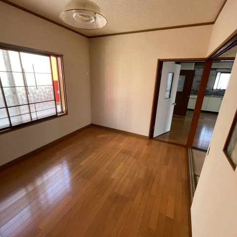 登別市登別東町4丁目16-3戸建の居間・リビング