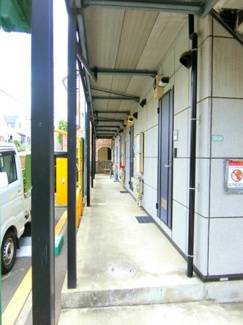 【その他共用部分】 | 共用廊下です♪雨に濡れずにお部屋に入ることができ、荷物が多い日も便利ですね☆