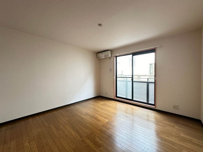 【洋室】 | クレール目黒 | 南向き洋室8帖☆バルコニーに繋がる角部屋のお部屋です！エアコン付きで1年中快適に過ごせますね☆