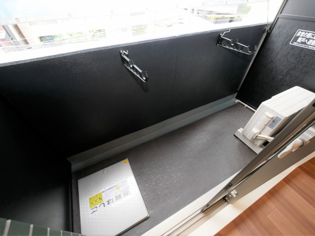 プレサンス堺筋本町駅前シェルのバルコニー