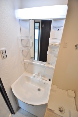 大阪市都島区内代町１丁目の賃貸マンションの洗面所