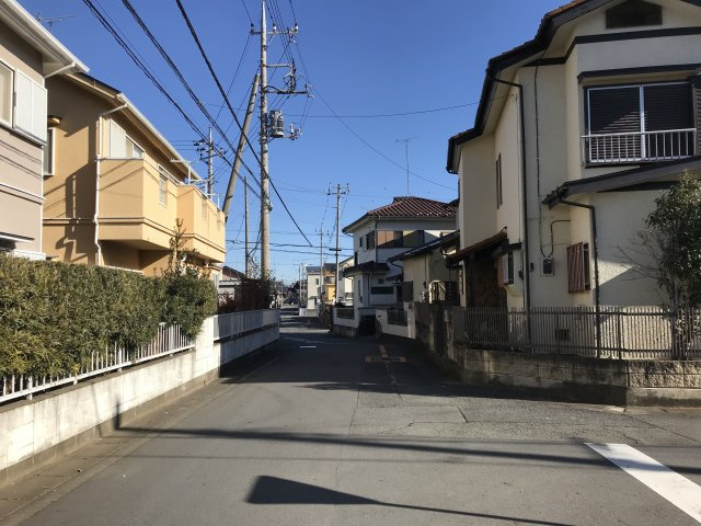 鴻巣市宮前の売地の前面道路含む現地写真|南東側道路
