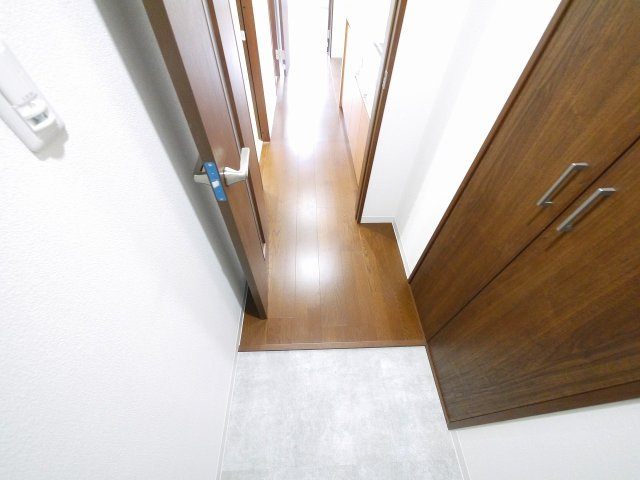 クレアール堺町Ⅰの玄関|収納もある玄関です