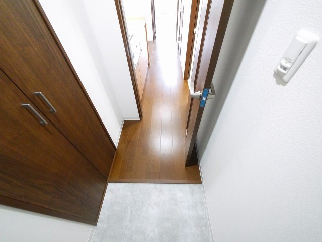 クレアール堺町Ⅰの玄関|収納もある玄関です