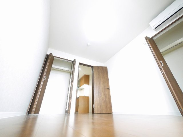 クレアール堺町Ⅰの寝室|開放的な寝室です
